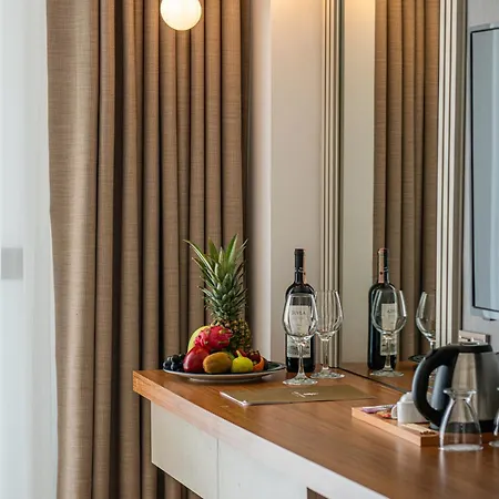 Hotel Story & Side